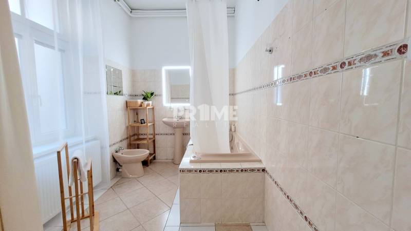 U NÁS !!! STAROMESTKÝ 2i byt ( 62 m2 ), REKONŠTRUKCIA, PALISÁDY